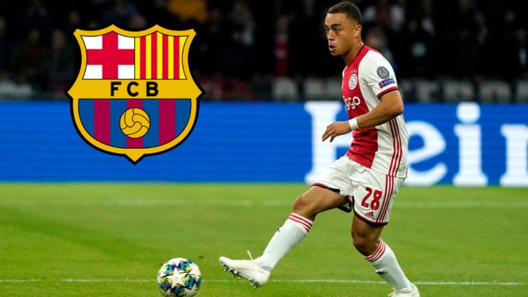 Sergiño Dest durante un juego del Ajax