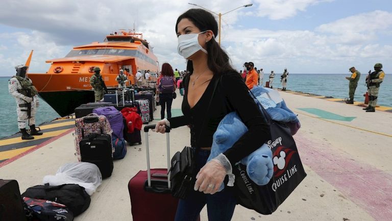 Mujer con cubrebocas durante un desembarque en Playa del Carmen