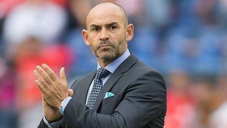 Paco Jémez aplaude en un partido