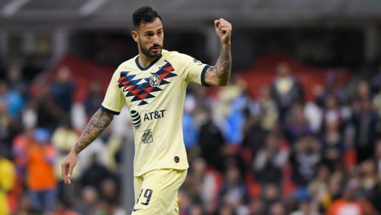 Emanuel Aguilera durante un partido con América