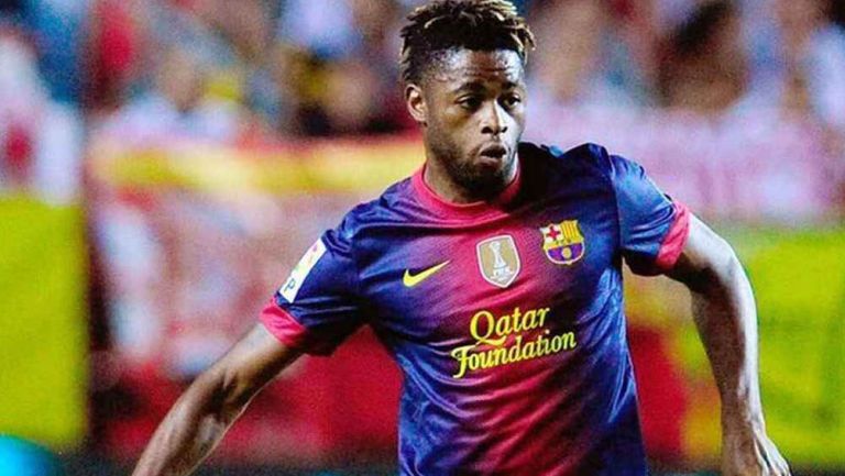 Alex Song durante un duelo con el Barcelona 