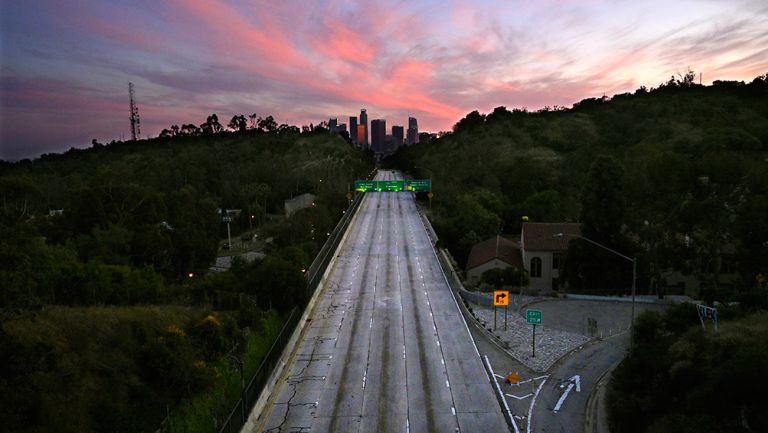 Avenida en las afueras de Los Angeles durante el confinamiento