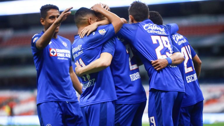 Cruz Azul en festejo de gol