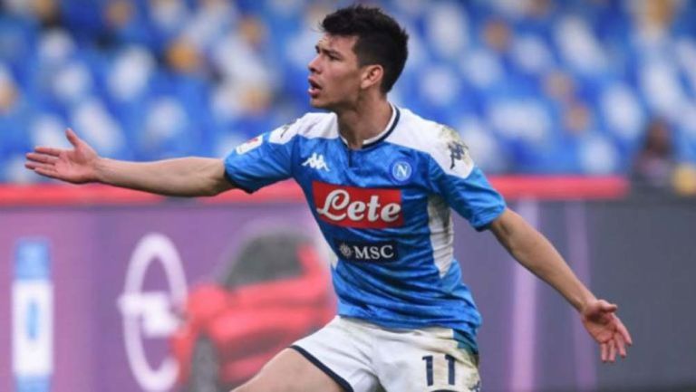 Lozano reclamando una falta en un partido con Napoli 