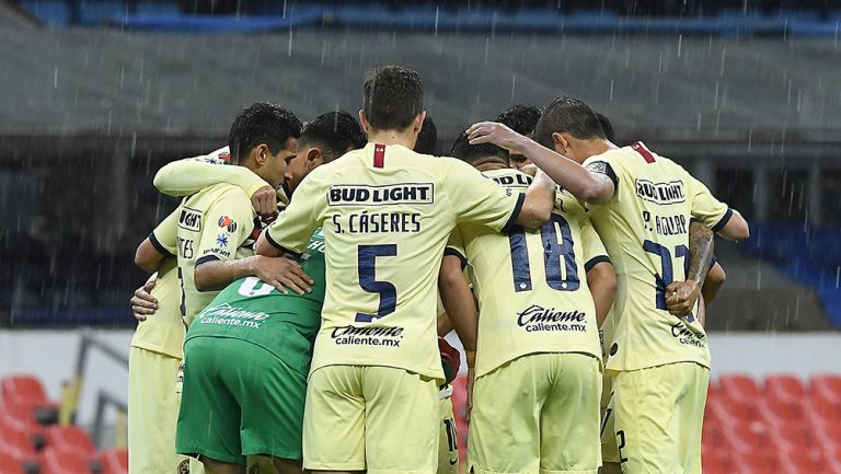 Jugadores del América se reúnen antes de un encuentro 