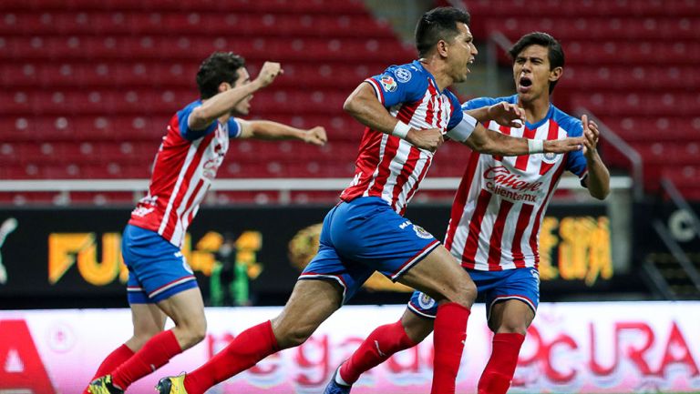 Jugadores de Chivas festejan gol contra Rayados