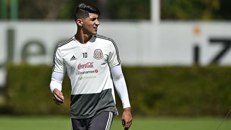 Alan Pulido en una práctica con el Tri