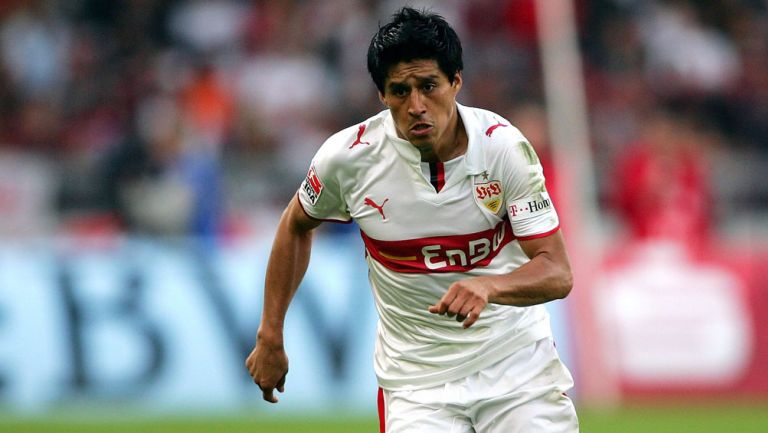 Ricardo Osorio durante un duelo con Stuttgart