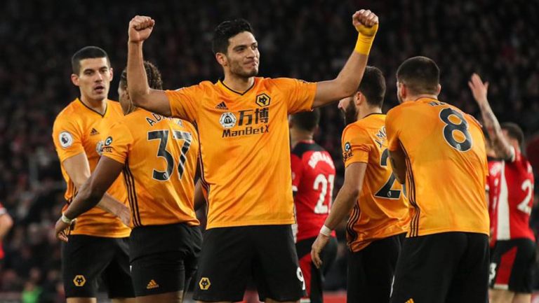 Raúl Jiménez celebra una anotación con Wolves