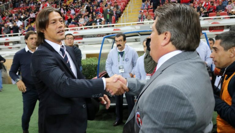 Miguel Herrera y Matías Almeyda se saludan previo a un partido