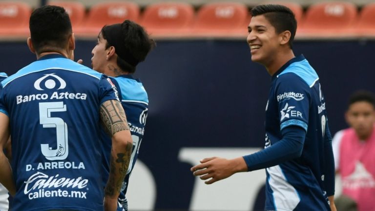 Jugadores del Puebla celebrando un gol