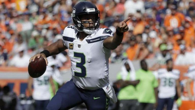 Russell Wilson se prepara para lanzar en un partido de Seattle 