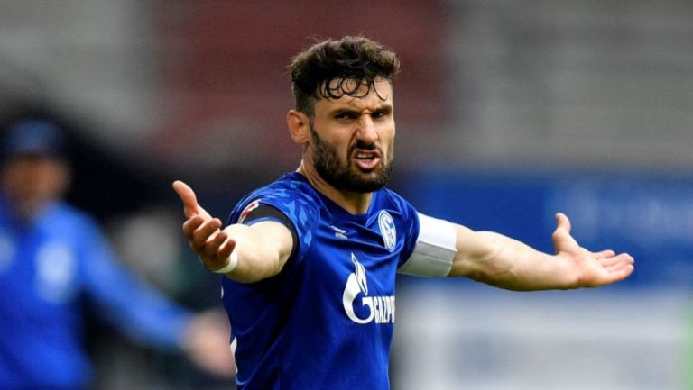 Daniel Caligiuri, capitán del Schalke, en reclamo