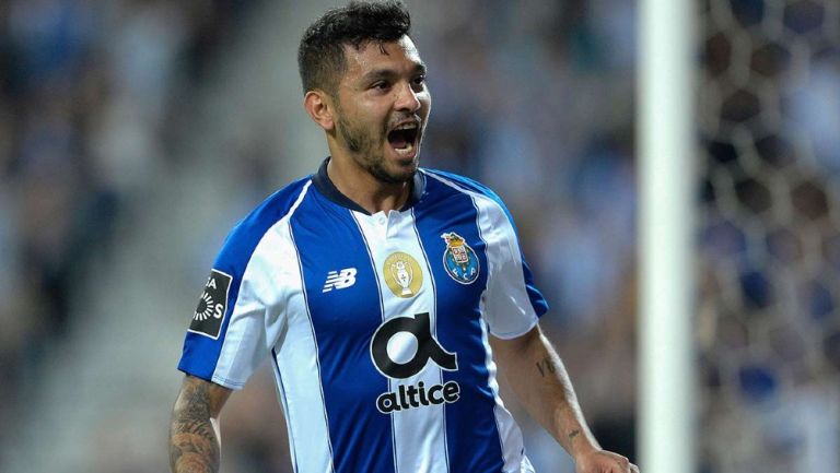 Jesús Corona durante un partido con Porto