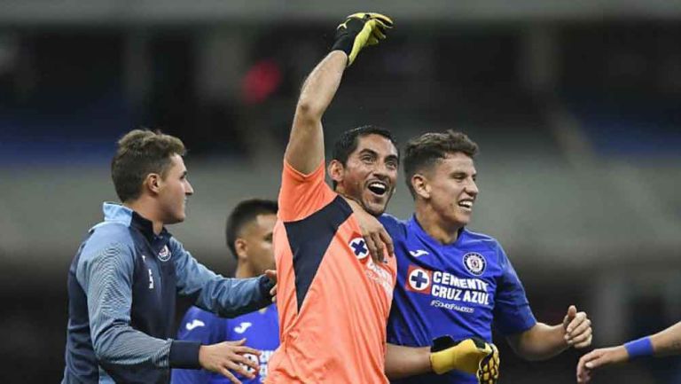 Jesús Corona festeja con sus compañeros un triunfo ante el América 