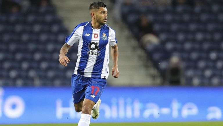 Tecatito Corona en partido con Porto