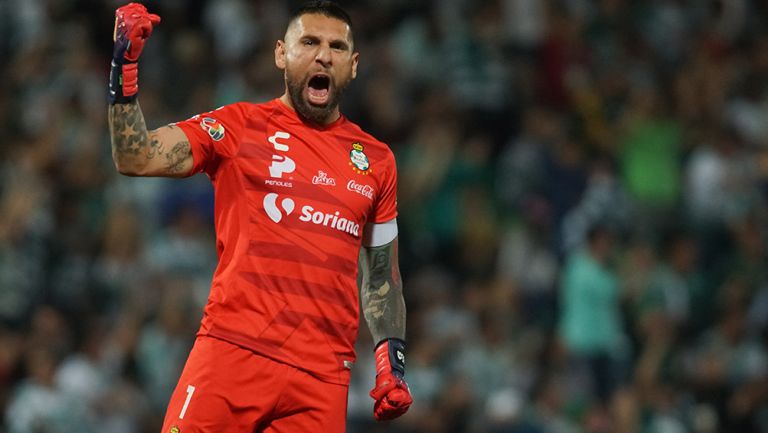 Jona Orozco celebra un gol de Santos