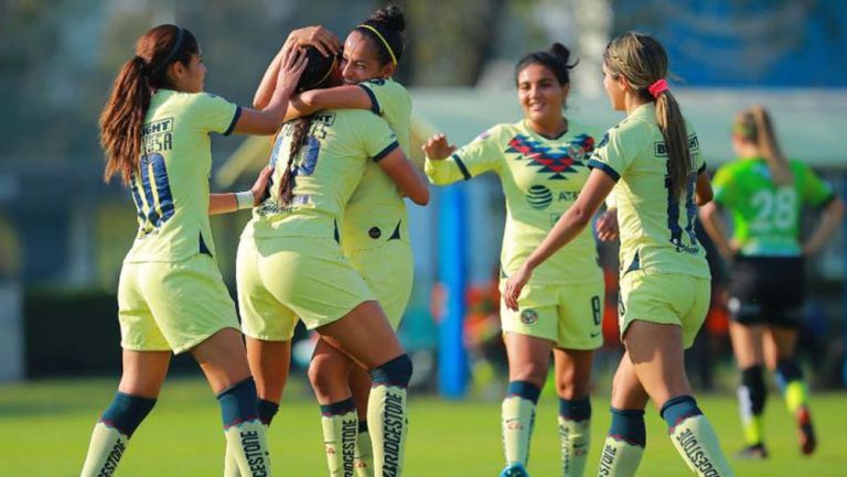 Futbolistas del cuadro femenil de las Águilas festejan una anotación