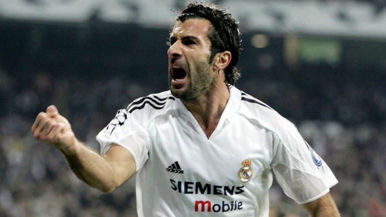 Luis Figo festeja un tanto con el Real Madrid 