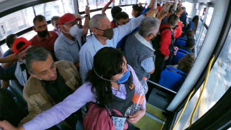 Personas utilizan cubrebocas en el transporte público