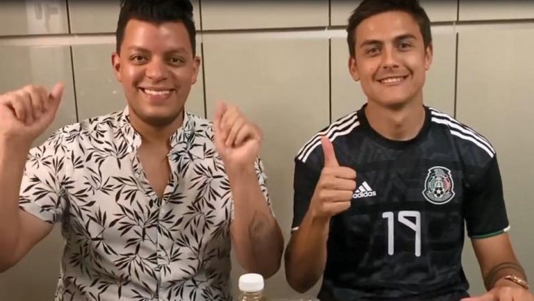 Jerry Sánchez y Dybala se preparan para cocinar