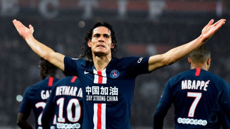 Edinson Cavani durante un partido con PSG