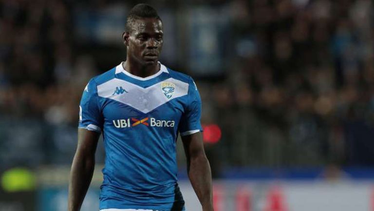 Mario Balotelli durante un duelo con el Brescia