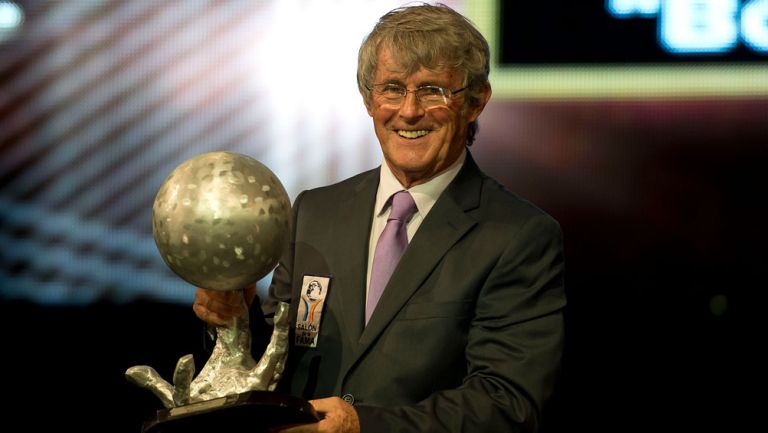 Bora Milutinovic en una ceremonia del Salón de la Fama