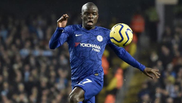 N'Golo Kanté durante un duelo con el Chelsea