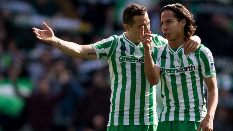 Diego Lainez junto a Guardado en un partido del Betis