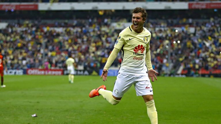 Manuel Pérez durante un partido con América