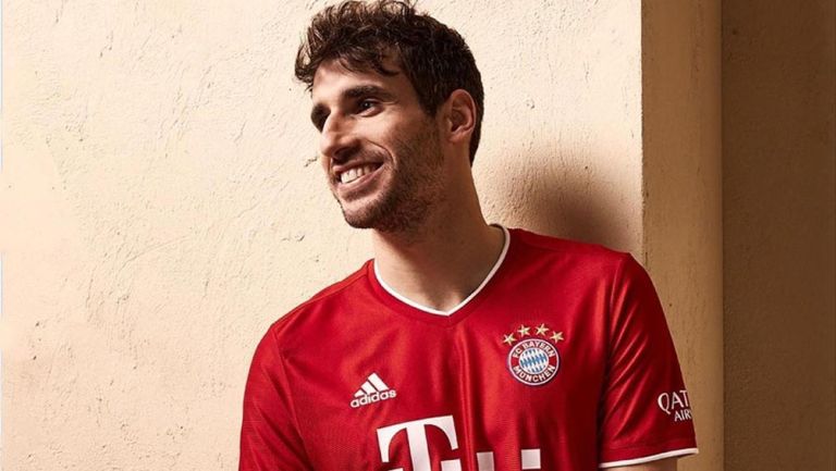 Javi Martínez posa con la nueva camiseta del Bayern 