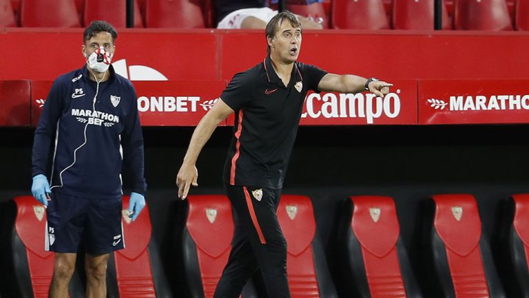 Julen Lopetegui da indicaciones en el Sevilla vs Betis