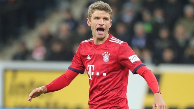 Thomas Müller durante un duelo con el Bayern Munich