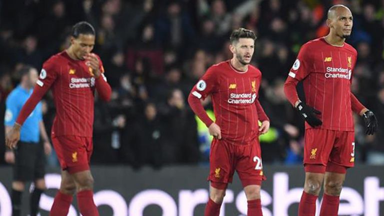 Jugadores del Liverpool lamentan una derrota 