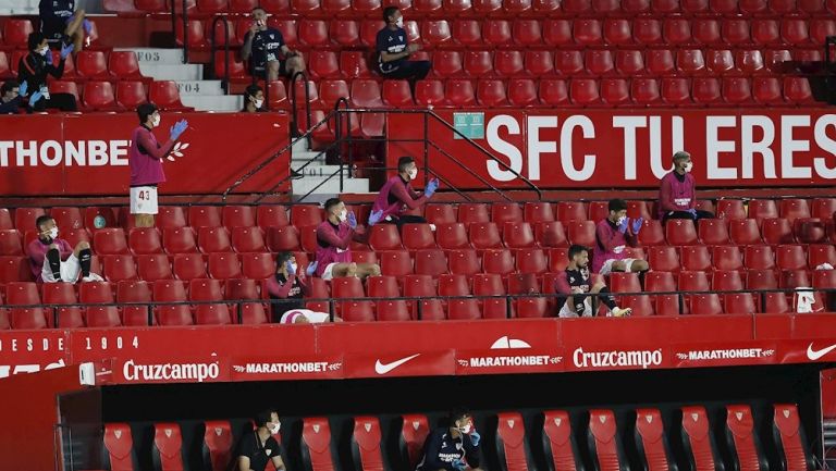 Jugadores del Sevilla en las gradas del estadio