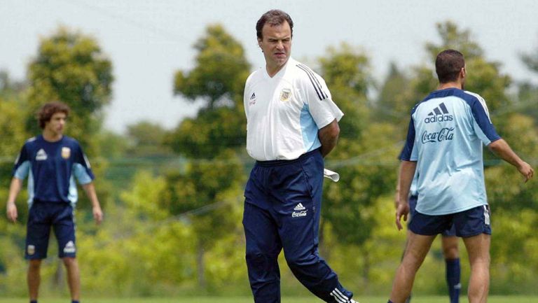 Marcelo Bielsa en un entrenamiento previo al Mundial de 2002