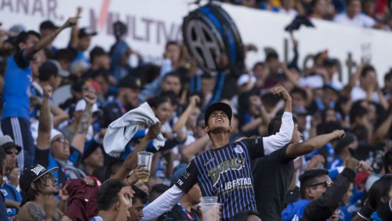 Afición de Gallos Blancos alentando 