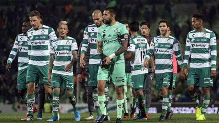 Jugadores de Santos en el partido contra Pumas