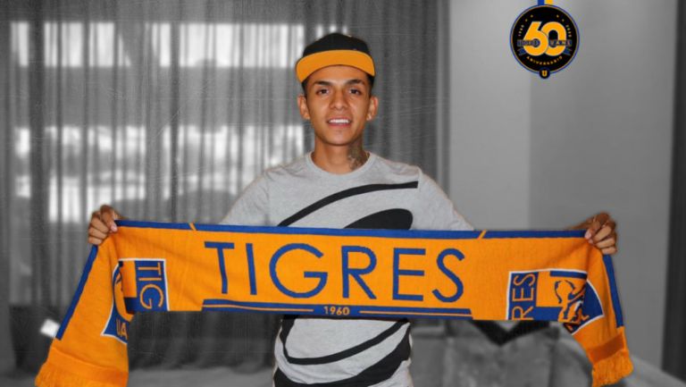 Ulises Cardona en presentación con Tigres