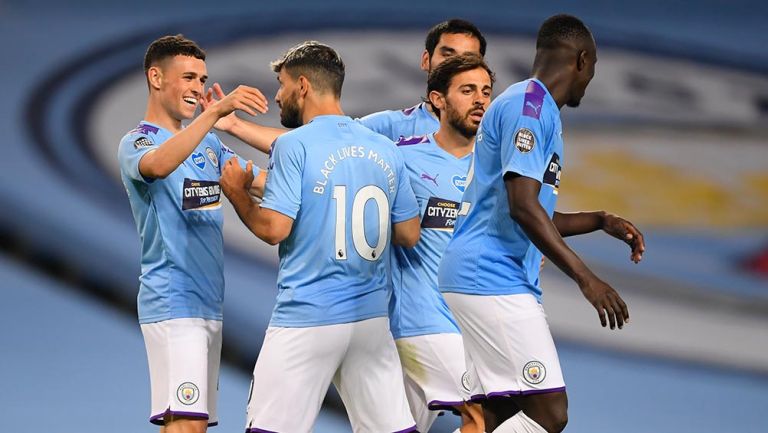 Jugadores del Manchester City celebran un gol contra el Arsenal