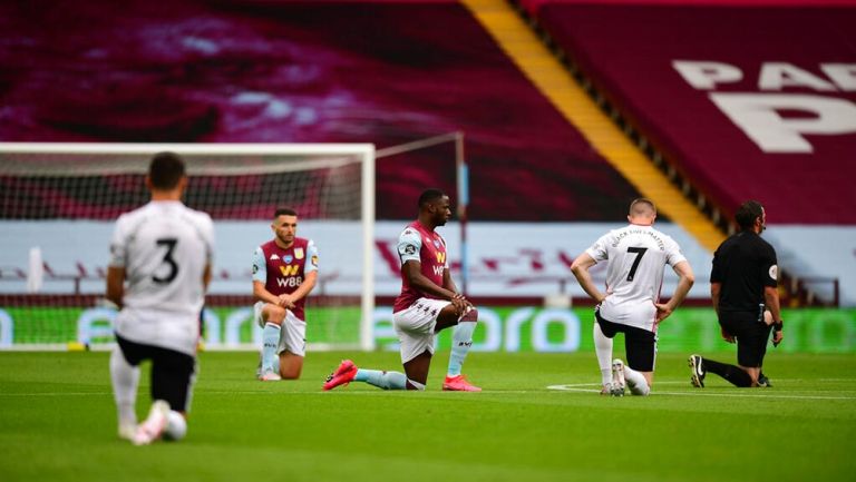 Aston Villa vs Sheffield: Jugadores y árbitro se hincaron por lucha vs racismo