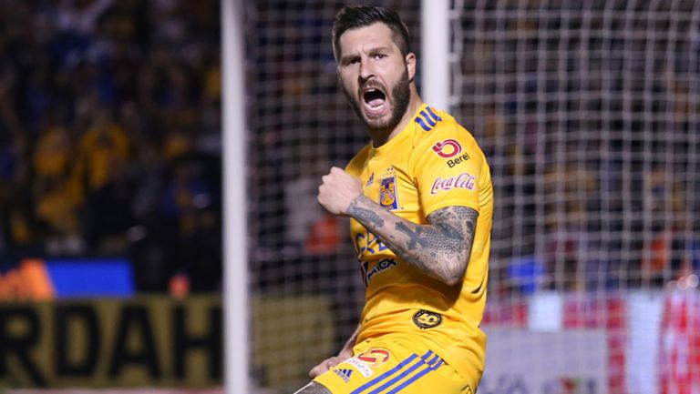 Gignac festeja una anotación con los Tigres