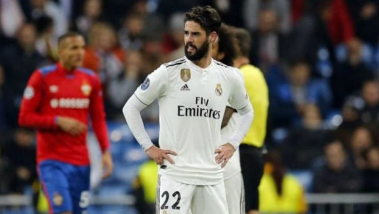 Isco durante un duelo con el Real Madrid 