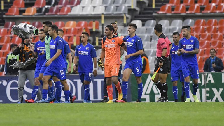 Jugadores de Cruz Azul festejan tras la victoria contra América