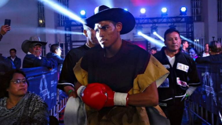 Vaquero haciendo su entrada en una arena de México 