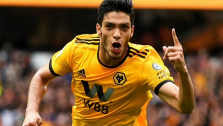 Raúl Jiménez festeja gol con el Wolverhampton