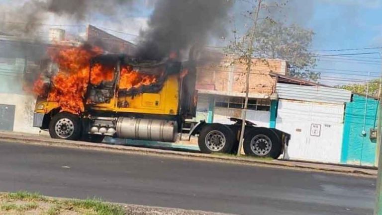 Tráiler es quemado por el crimen organizado