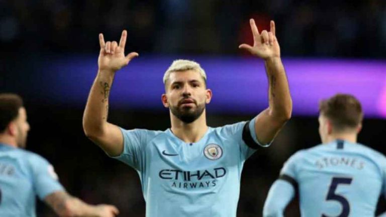 Sergio Agüero festeja un gol con el Manchester City