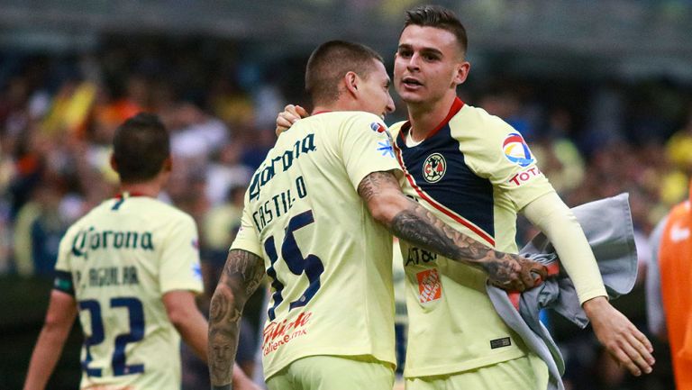 Benedetti y Castillo celebran un gol con América